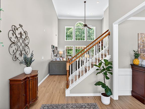 5th image of 417 Summergreen Way