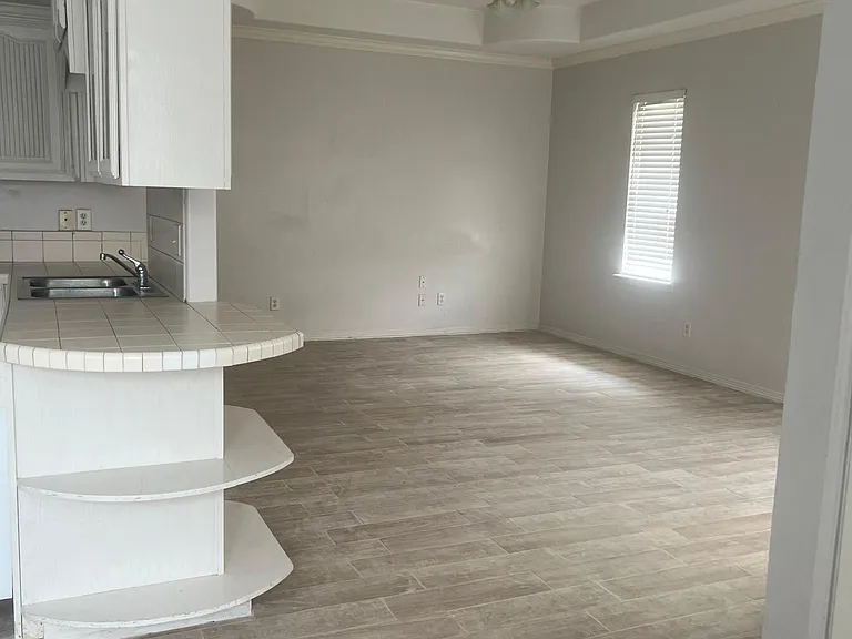 800 W Hall Acres Rd #6 — Photo 3