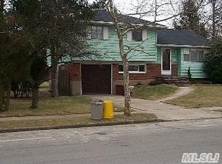 8 Pauline Dr, Farmingdale, NY 11735