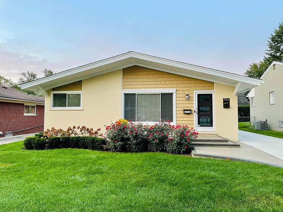 753 W Baker Ave