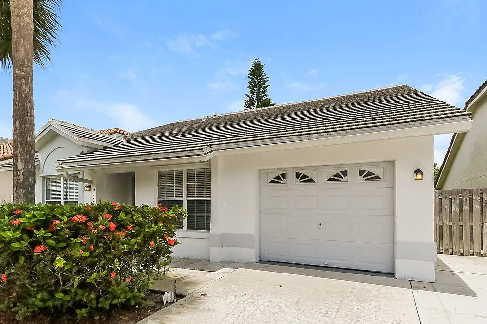 3 bed, 2.0 bath, 1905 sqft, $3,330 — Photo 3