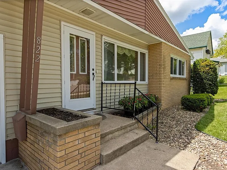 822 W Pleasant St — Photo 2