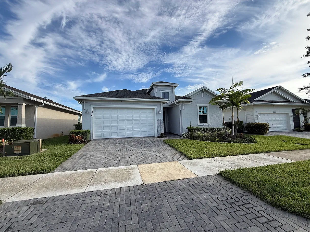1217 Southeast Crosswood Way - 1 — Photo 1