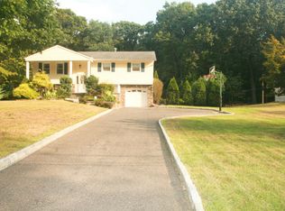 18 Willow Grove Way, Manalapan, NJ 07726