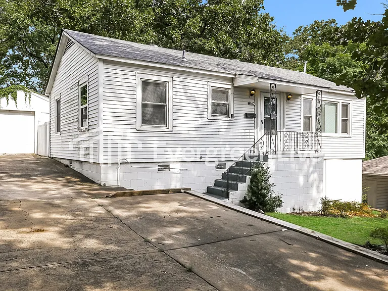 4612 Augusta St — Photo 2