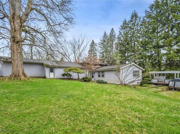 17759 S Meadowpark Dr, Walton Hills, OH 44146