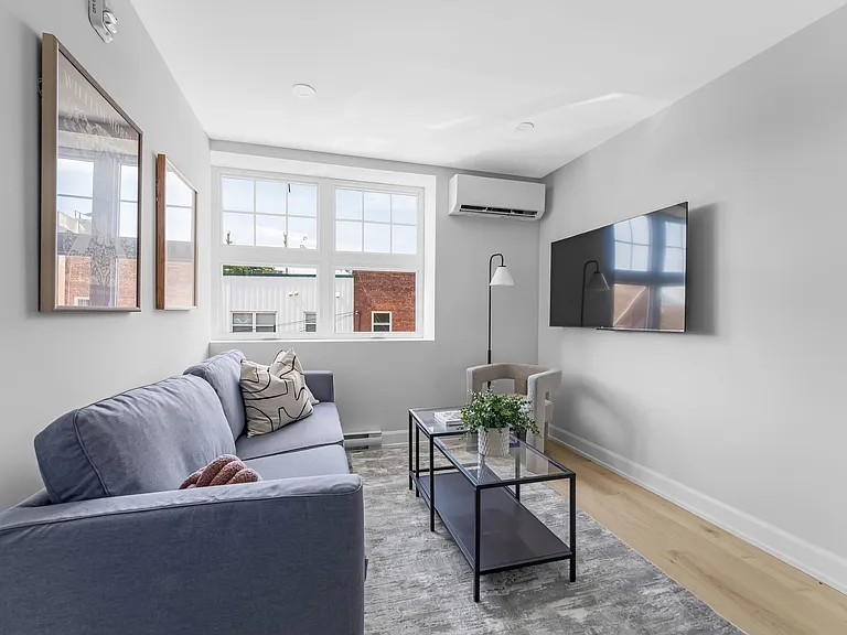658 Somerset St W — Photo 13
