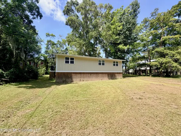 2109 Pascagoula Dr, Lucedale, MS 39452