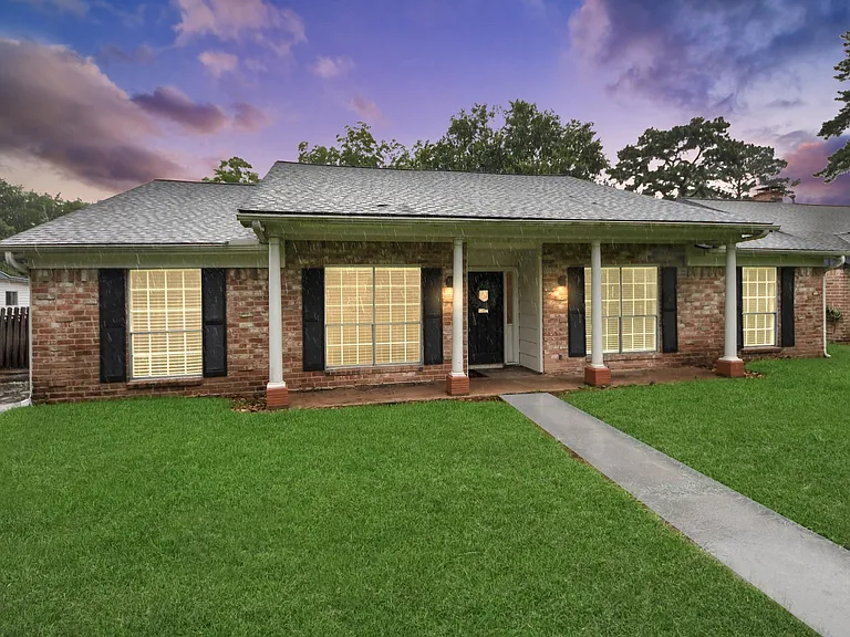 1319 Forsythe Ln — Photo 2