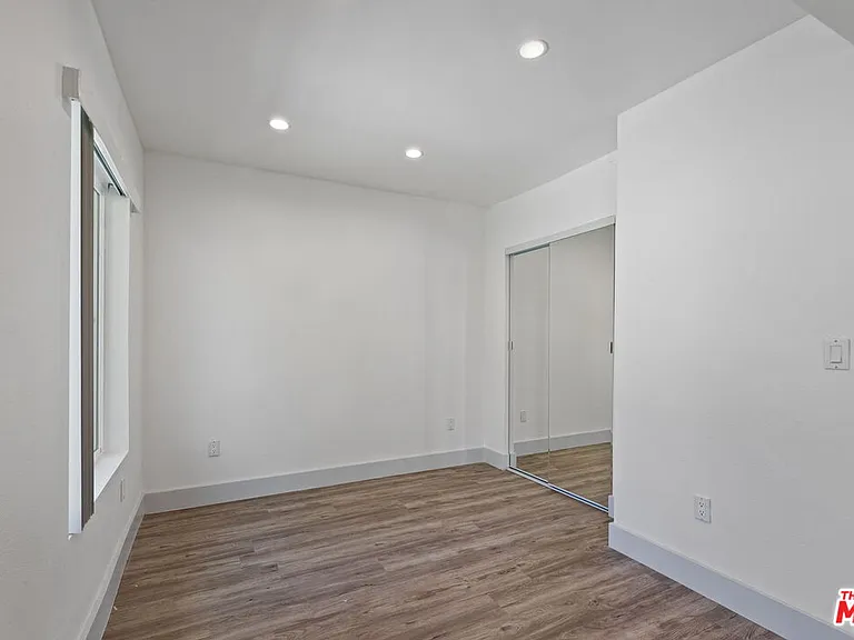 6229 Sylvia Ave — Photo 9