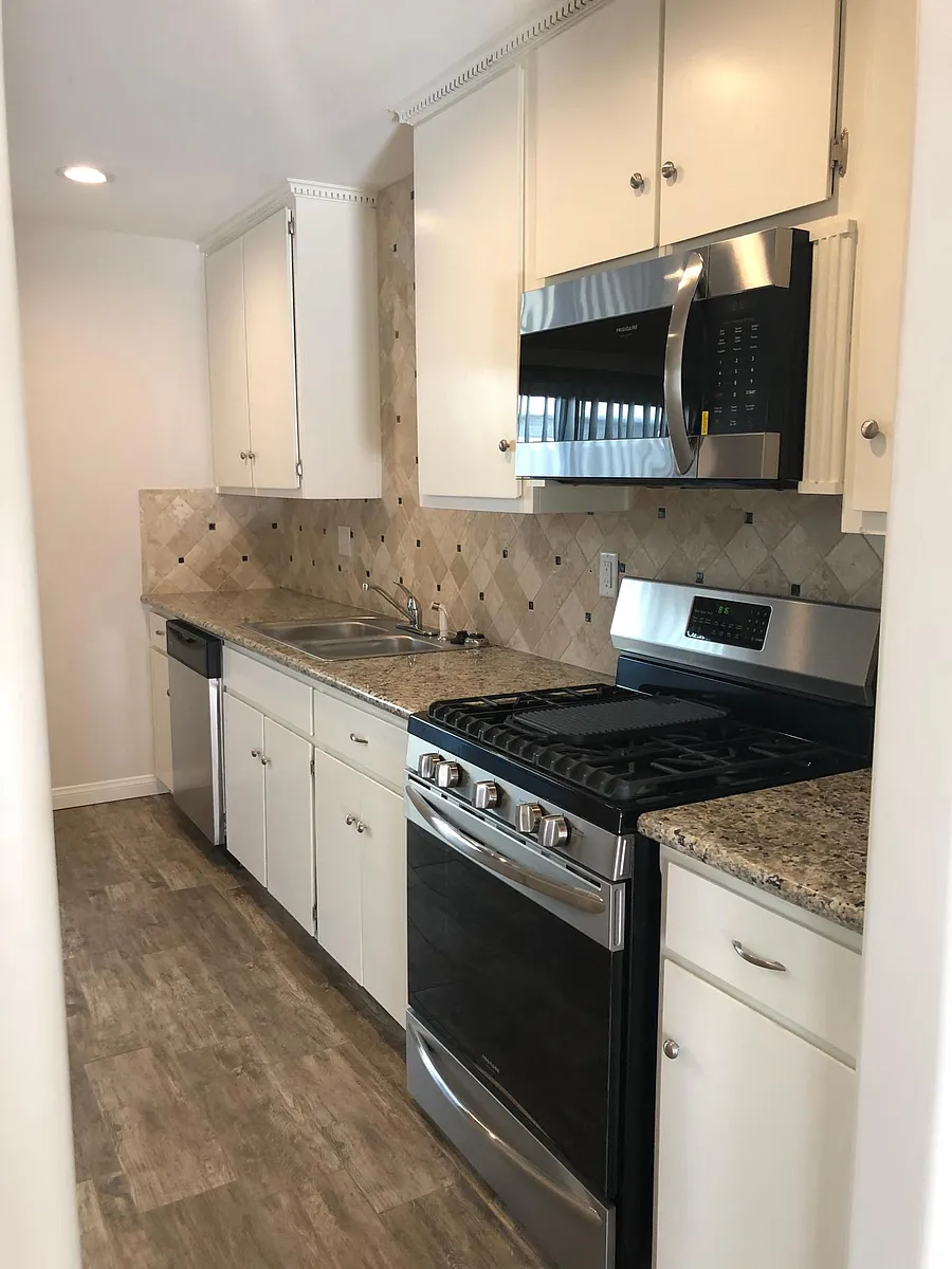 Kitchen - 4700 Planz Rd