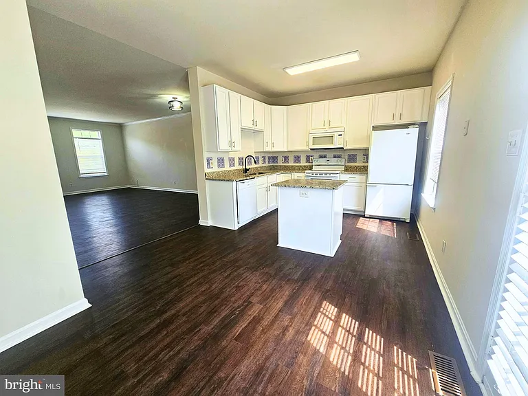 303 Dundee Pl — Photo 6