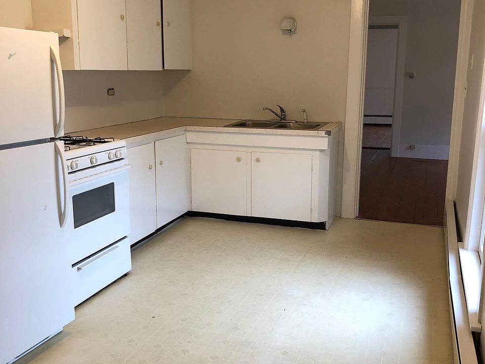 Roomy kitchen. Ample space for breakfast table.