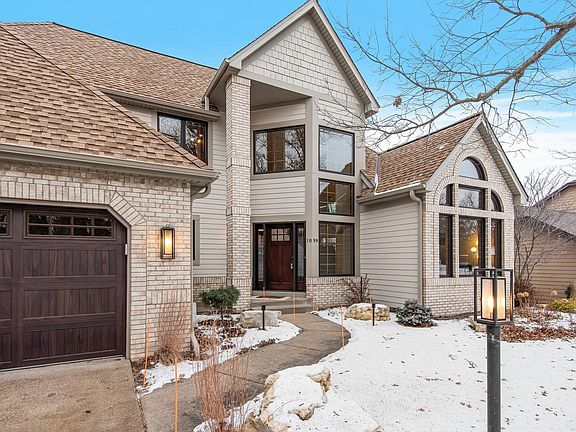 5th image of 1099 W Royal Oaks Dr