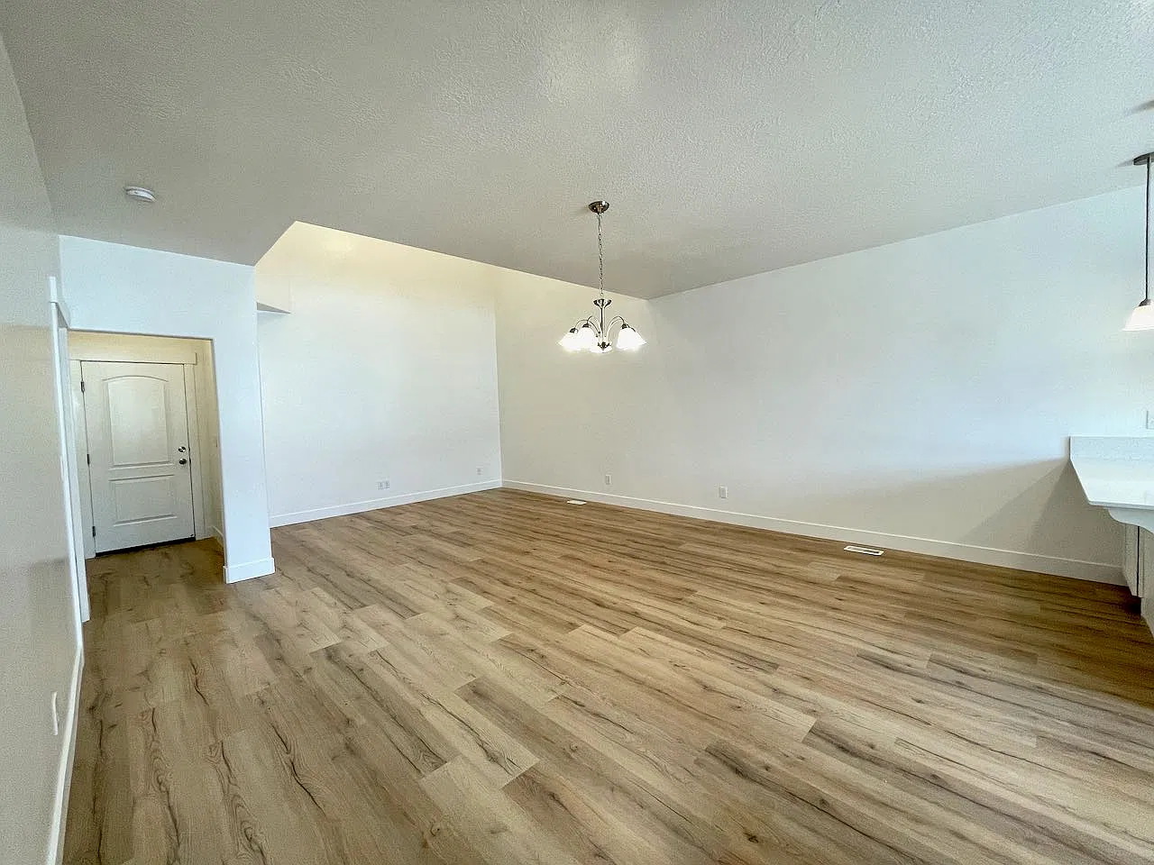3 bed, 2.5 bath, 2354 sqft, $2,099 — Photo 3