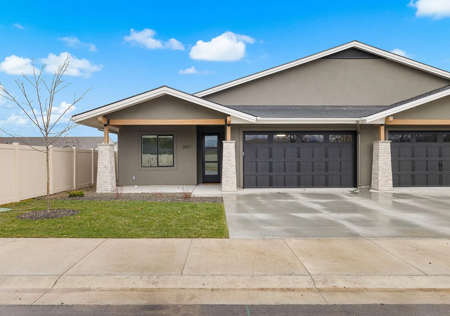 Brand New Luxury Duplex-Top of the line finishes & walking distance to The Village. — Photo 2