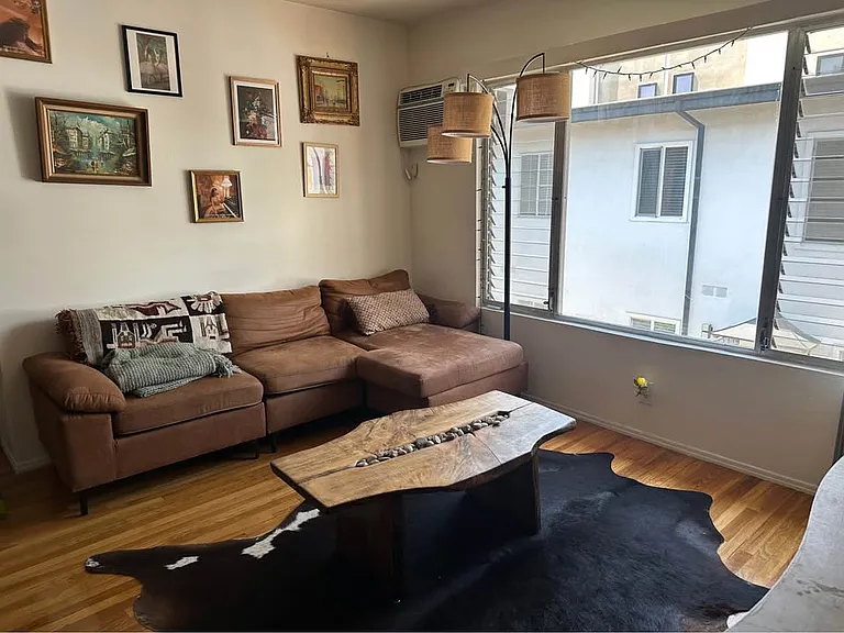 152 S Hayworth Ave #8 — Photo 2