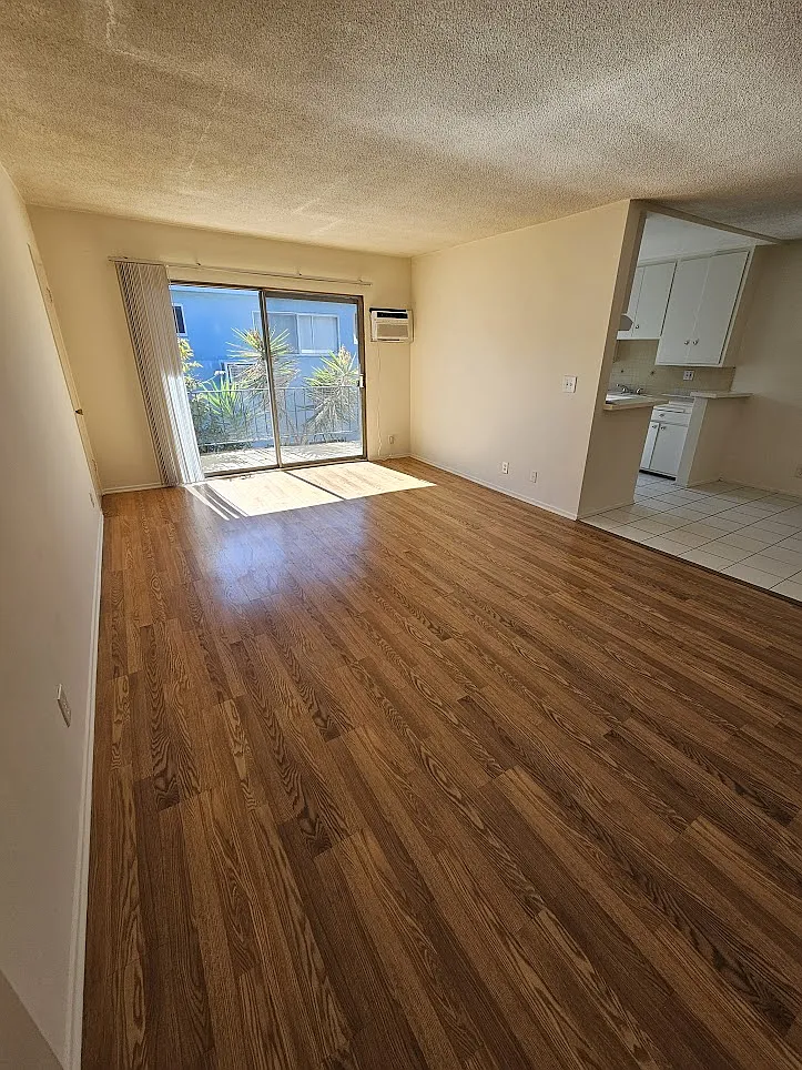 1 bed, 1100 sqft, $2,100 — Photo 2