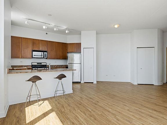 4th image of 1600 S Indiana Ave Unit 01401