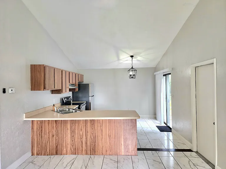 522 SE 30th St — Photo 3