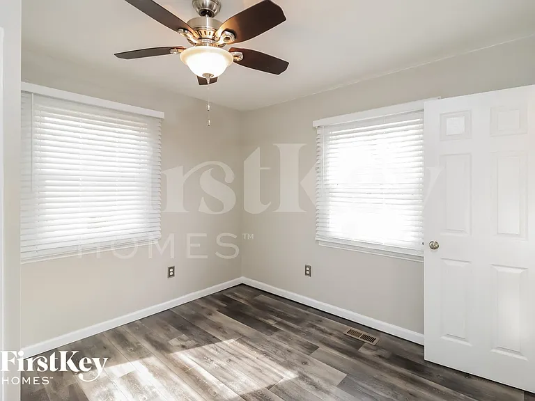958 Sheffield Dr — Photo 12