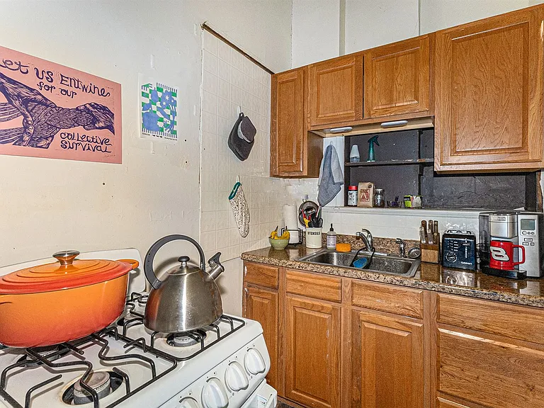 410 N State St — Photo 3