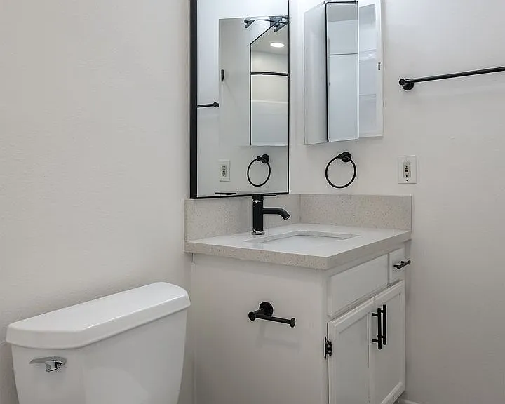 520 N Hollywood Way — Photo 19