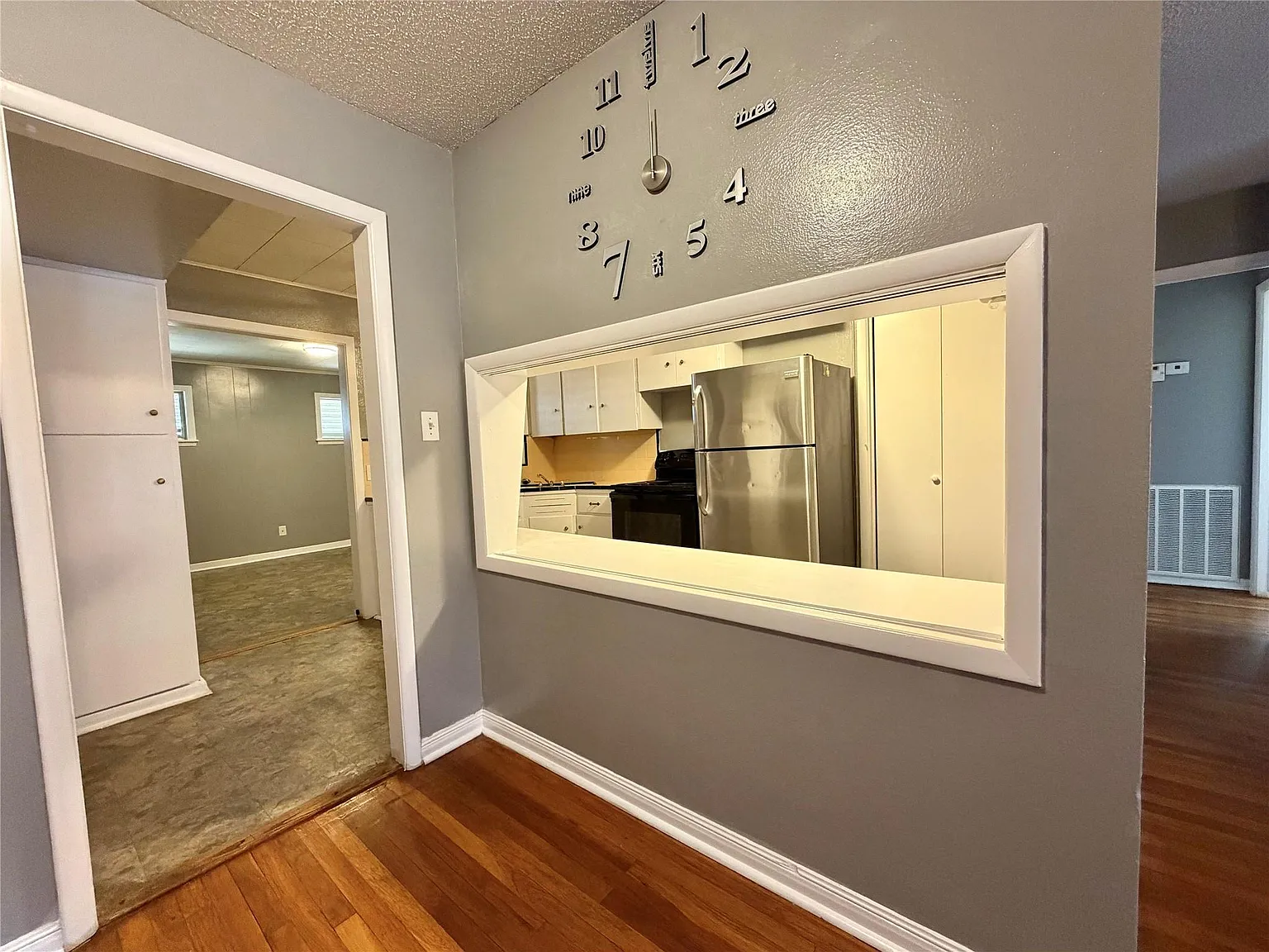 3 bed, 1.5 bath, 1300 sqft, $1,300 — Photo 3