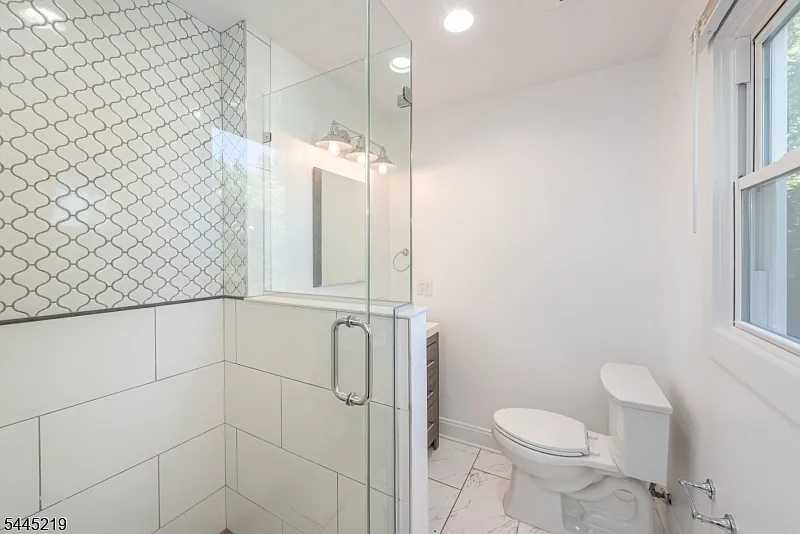 4 bed, $3,900 — Photo 1