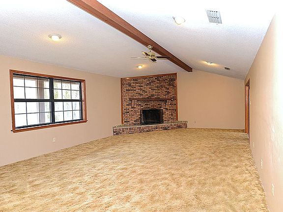 Livingroom w/vaulted ceiling