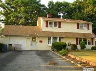 61 Spindle Rd, Hicksville, NY 11801