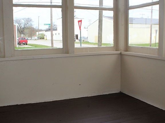 3rd image of 859 Emerson Ave