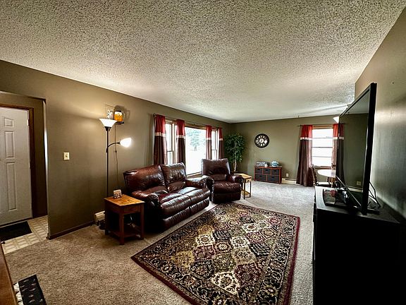 2nd image of 206 Maple St N