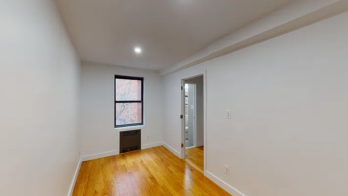 Sold by Thomas Lipovetsky, LREB | media 12