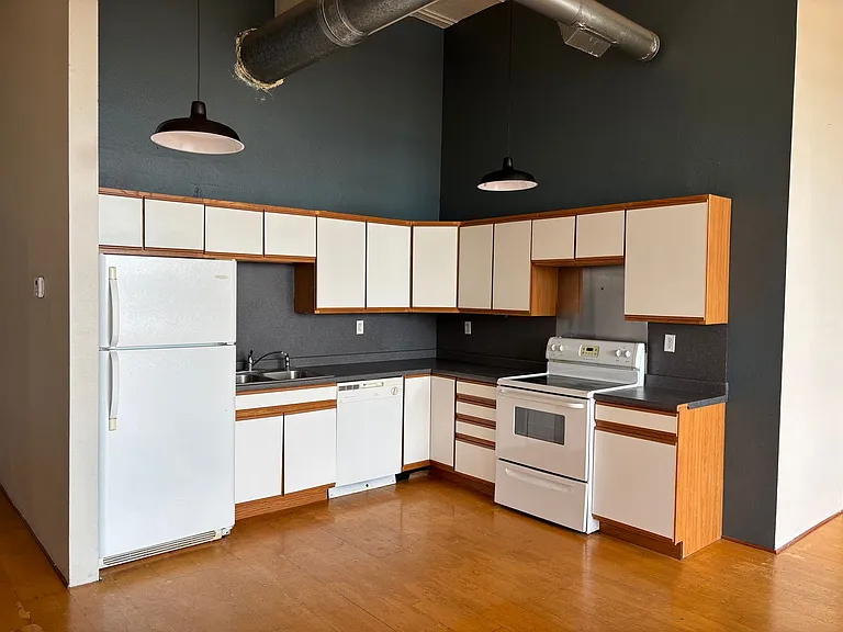 225 N Travis St — Photo 2