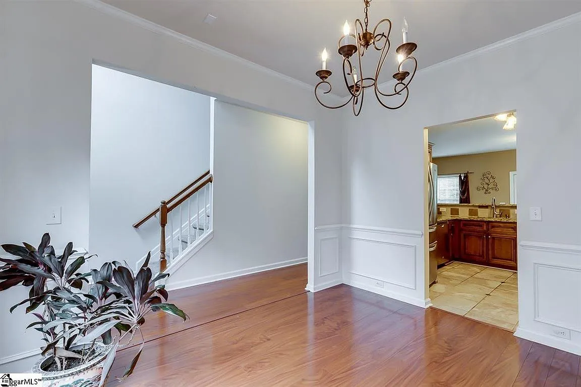 4 bed, 2.5 bath, 2346 sqft, $2,500 — Photo 2