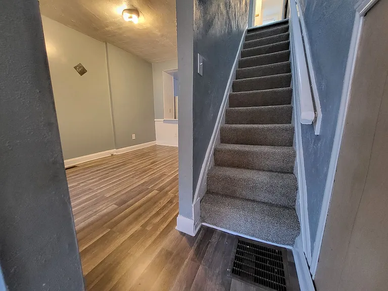 517 N Rose St — Photo 5