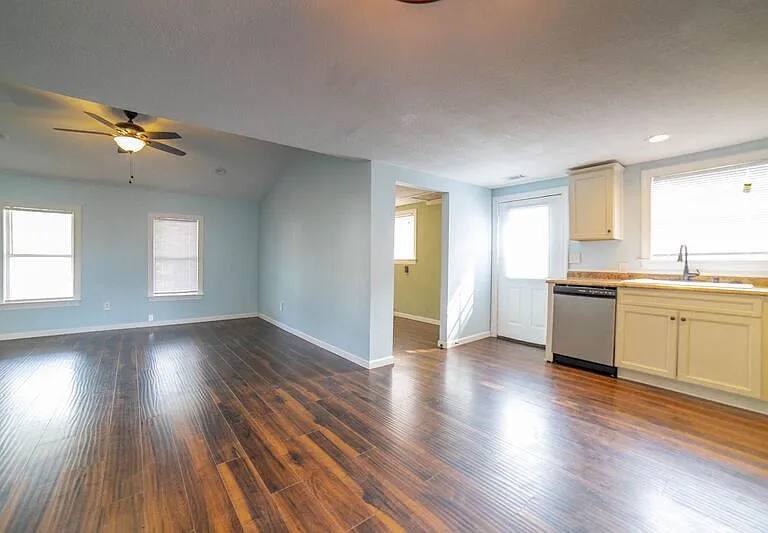 518 Railroad St — Photo 12