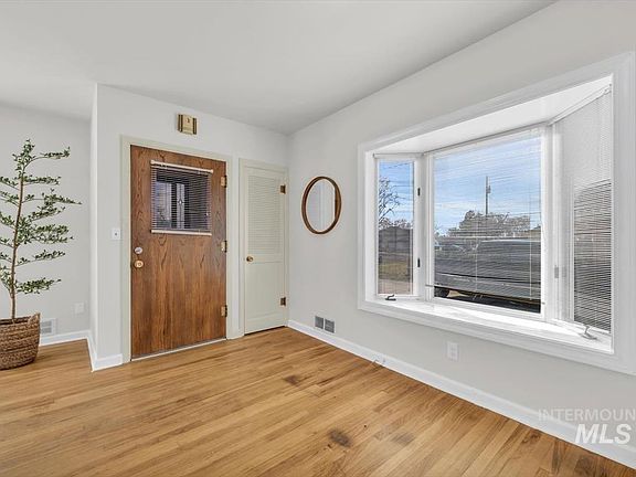 5th image of 2035 1st Ave N