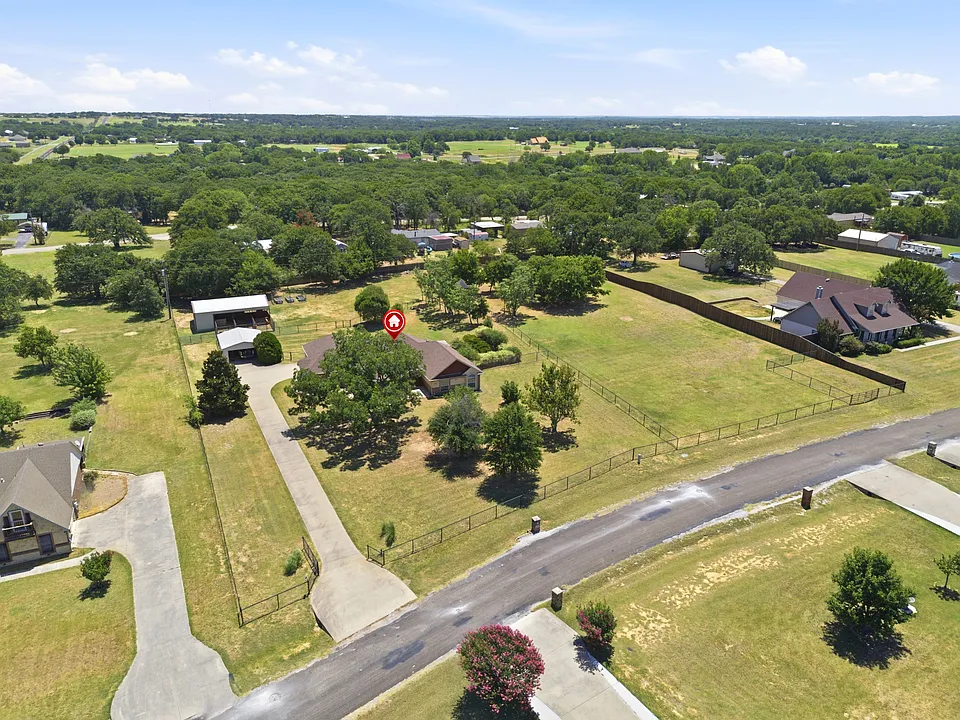 109 Crestwood Ln