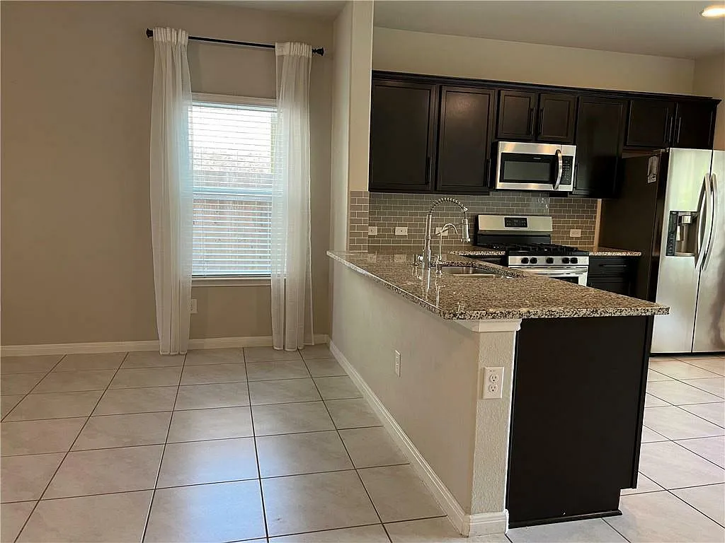 3 bed, 2.0 bath, 2286 sqft, $2,250 — Photo 4