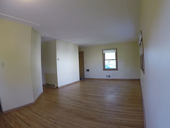 3rd image of 564 Iowa Ave E