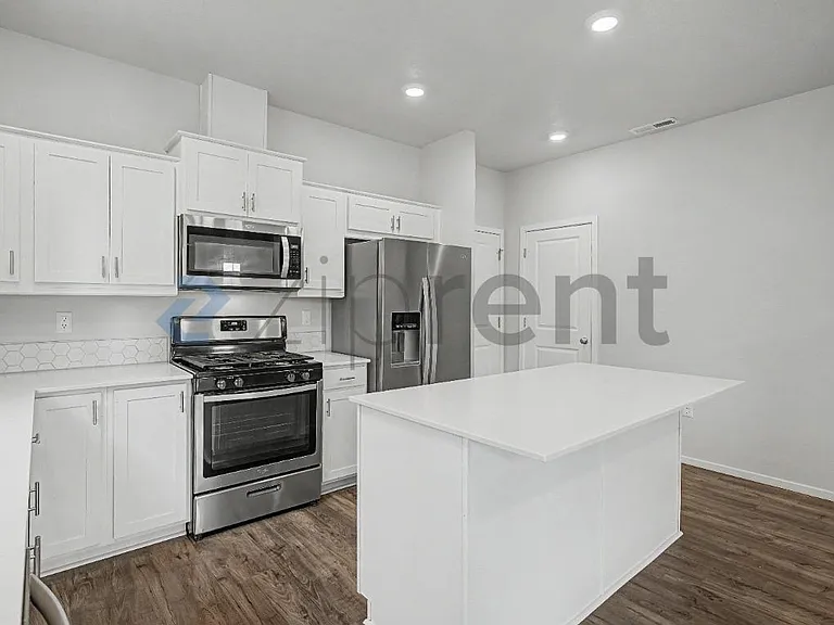 555 Stoller St — Photo 12