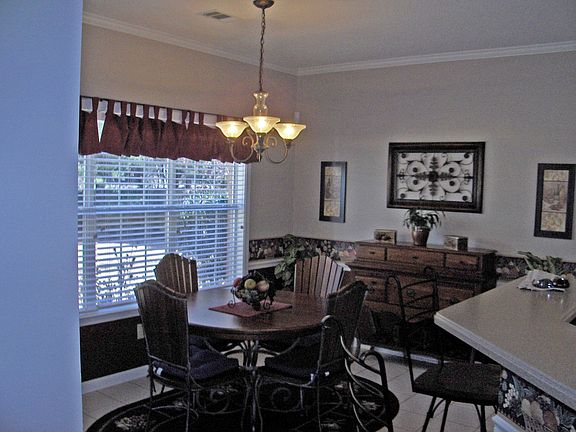 Eat-In Kitchen w/ Breakfast Bar