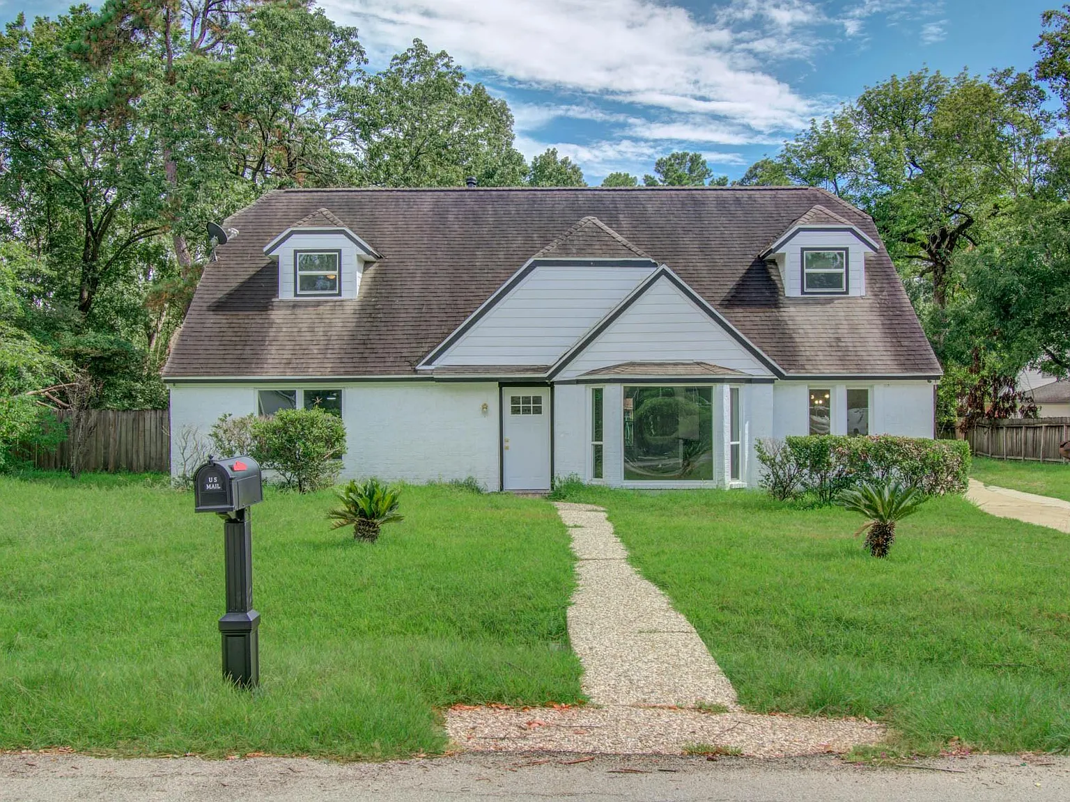 4 bed, 2.5 bath, 2704 sqft, $2,000 — Photo 2