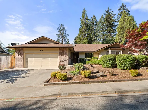 1007 NW Regent Dr, Grants Pass, OR 97526
