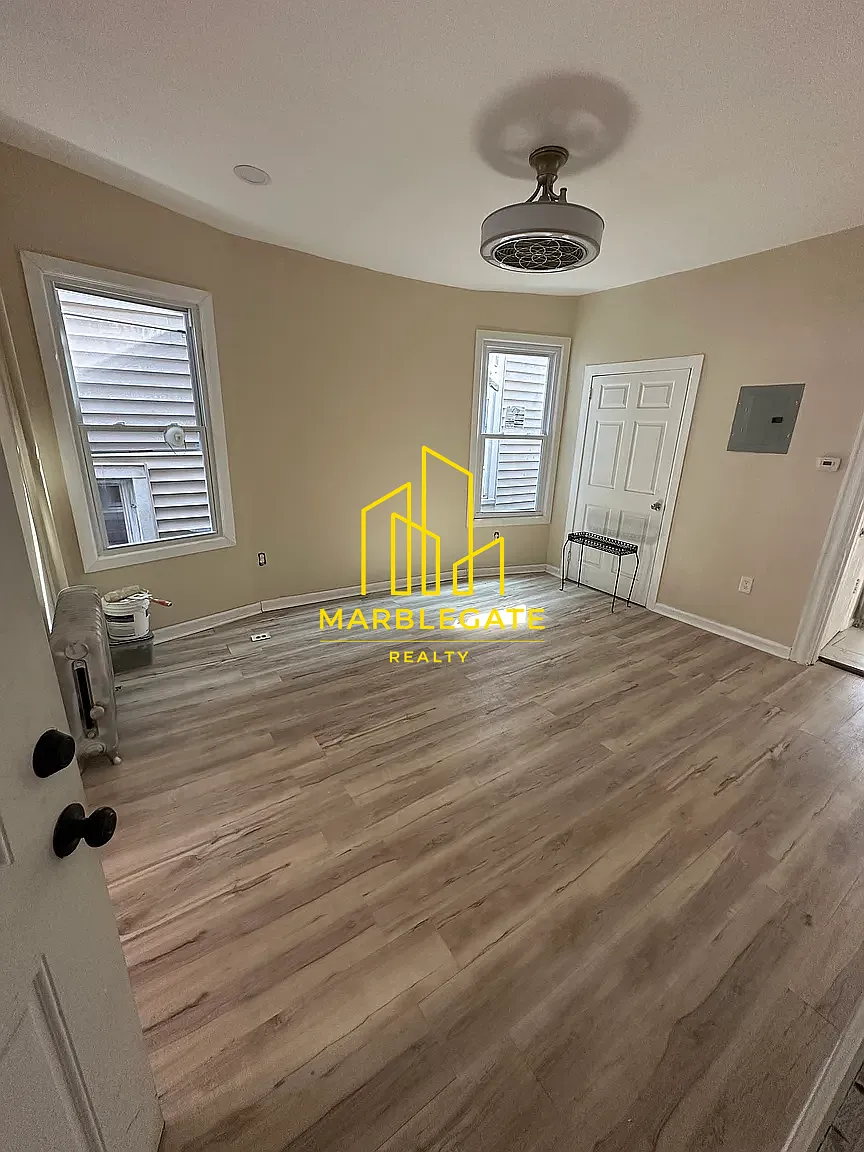 3 bed, 1050 sqft, $2,200 — Photo 2