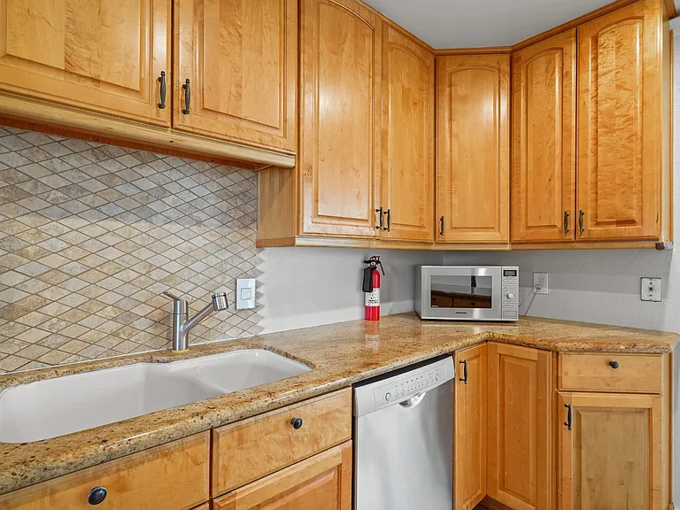 2611 Ponce Ave — Photo 13