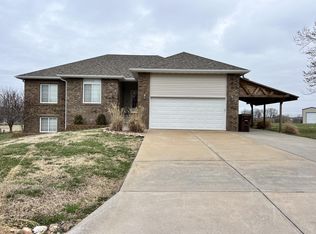 907 Strawberry Ct, Nixa, MO 65714