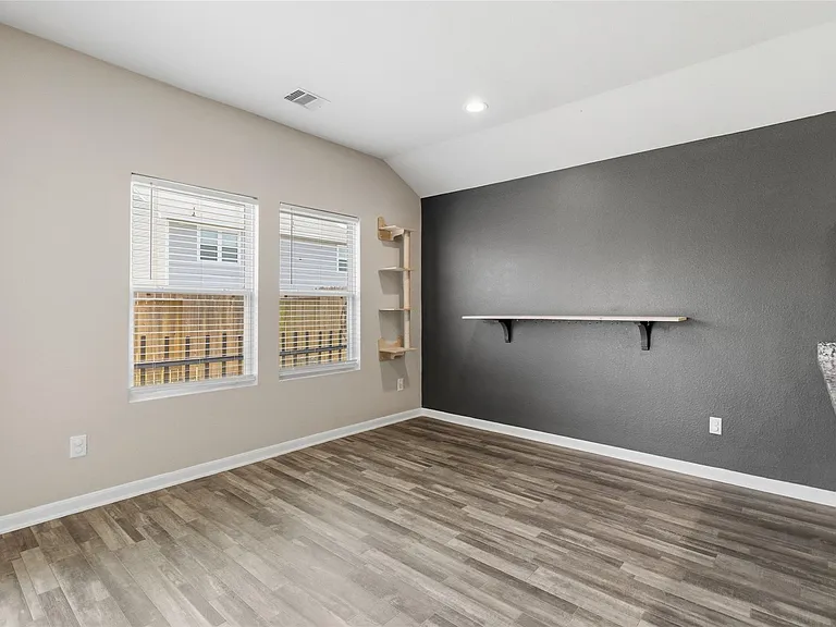 111 Bering Dr — Photo 8
